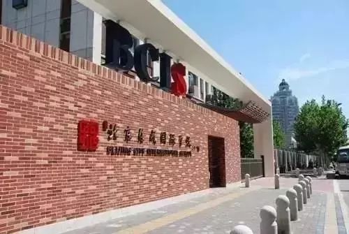 此德威非彼德威，小心進(jìn)錯校門(mén)！